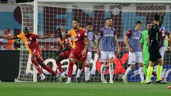 Trabzonspor - Galatasaray maçını spor yazarları değerlendirdi: Galatasaraylı yıldıza övgü: Tam bir cevher | Galatasaray yüzyılı | Buruk'a çok haksızlık yaptık 43 Trabzonspor - Galatasaray maçını spor yazarları değerlendirdi: Galatasaraylı yıldıza övgü: Tam bir cevher | Galatasaray yüzyılı | Buruk'a çok haksızlık yaptık- Futbol