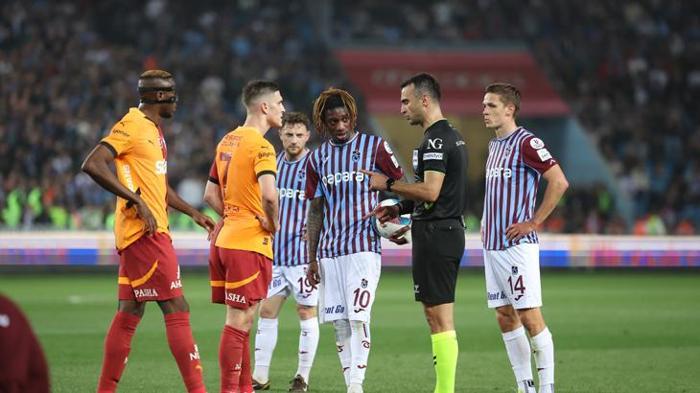 Trabzonspor - Galatasaray maçını spor yazarları değerlendirdi: Galatasaraylı yıldıza övgü: Tam bir cevher | Galatasaray yüzyılı | Buruk'a çok haksızlık yaptık 40 Trabzonspor - Galatasaray maçını spor yazarları değerlendirdi: Galatasaraylı yıldıza övgü: Tam bir cevher | Galatasaray yüzyılı | Buruk'a çok haksızlık yaptık- Futbol