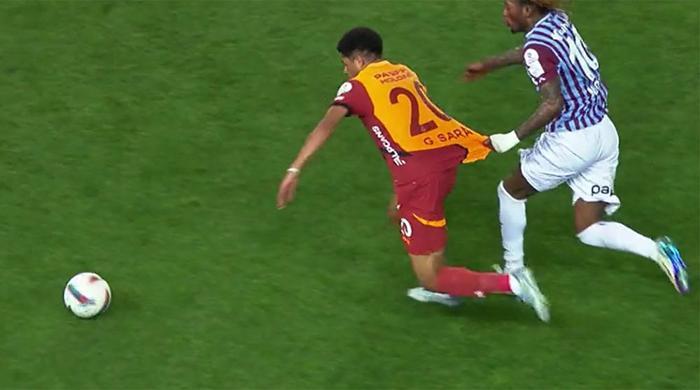 Trio'da Trabzonspor - Galatasaray maçının tartışmalı kararlarını değerlendirildi: Maça damga vuran Muslera - Visca pozisyonu! 70 Trio'da Trabzonspor - Galatasaray maçının tartışmalı kararlarını değerlendirildi: Maça damga vuran Muslera - Visca pozisyonu!- Futbol