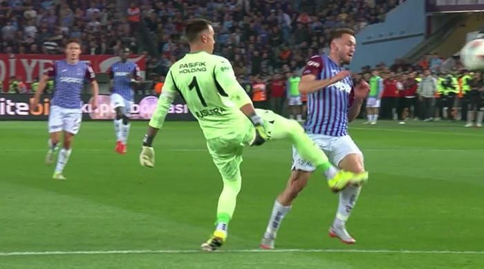 Trio'da Trabzonspor - Galatasaray maçının tartışmalı kararlarını değerlendirildi: Maça damga vuran Muslera - Visca pozisyonu! 49 Trio'da Trabzonspor - Galatasaray maçının tartışmalı kararlarını değerlendirildi: Maça damga vuran Muslera - Visca pozisyonu!- Futbol