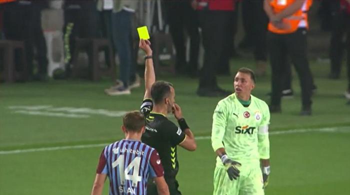 Trio'da Trabzonspor - Galatasaray maçının tartışmalı kararlarını değerlendirildi: Maça damga vuran Muslera - Visca pozisyonu! 66 Trio'da Trabzonspor - Galatasaray maçının tartışmalı kararlarını değerlendirildi: Maça damga vuran Muslera - Visca pozisyonu!- Futbol