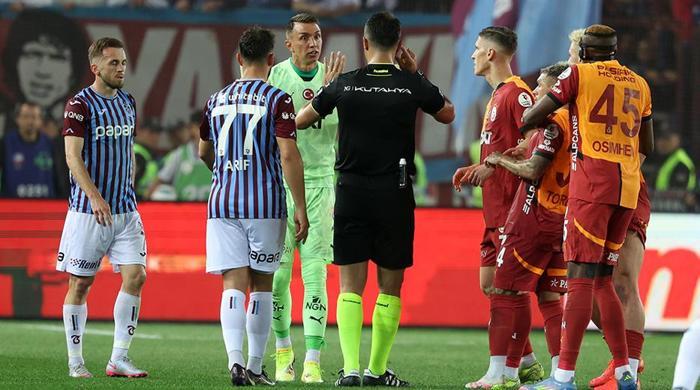 Trio'da Trabzonspor - Galatasaray maçının tartışmalı kararlarını değerlendirildi: Maça damga vuran Muslera - Visca pozisyonu! 42 Trio'da Trabzonspor - Galatasaray maçının tartışmalı kararlarını değerlendirildi: Maça damga vuran Muslera - Visca pozisyonu!- Futbol