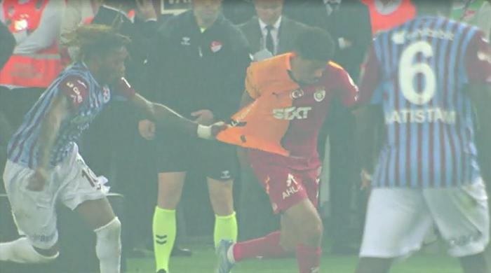 Trio'da Trabzonspor - Galatasaray maçının tartışmalı kararlarını değerlendirildi: Maça damga vuran Muslera - Visca pozisyonu! 71 Trio'da Trabzonspor - Galatasaray maçının tartışmalı kararlarını değerlendirildi: Maça damga vuran Muslera - Visca pozisyonu!- Futbol