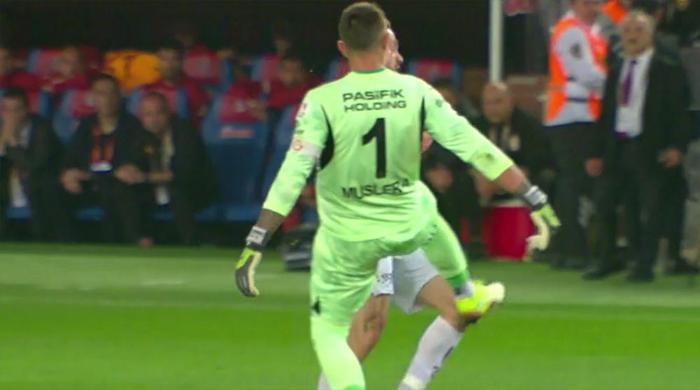 Trio'da Trabzonspor - Galatasaray maçının tartışmalı kararlarını değerlendirildi: Maça damga vuran Muslera - Visca pozisyonu! 51 Trio'da Trabzonspor - Galatasaray maçının tartışmalı kararlarını değerlendirildi: Maça damga vuran Muslera - Visca pozisyonu!- Futbol