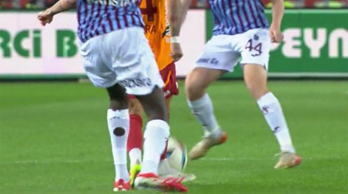 Trio'da Trabzonspor - Galatasaray maçının tartışmalı kararlarını değerlendirildi: Maça damga vuran Muslera - Visca pozisyonu! 68 Trio'da Trabzonspor - Galatasaray maçının tartışmalı kararlarını değerlendirildi: Maça damga vuran Muslera - Visca pozisyonu!- Futbol