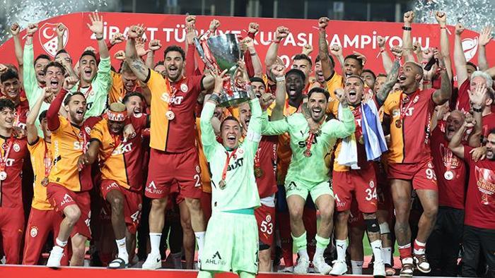 Türkiye Kupası'nda şampiyon olan Galatasaray'a çılgın prim! Çifte kupada kesenin ağzı açıldı 19 Türkiye Kupası'nda şampiyon olan Galatasaray'a çılgın prim! Çifte kupada kesenin ağzı açıldı- Futbol