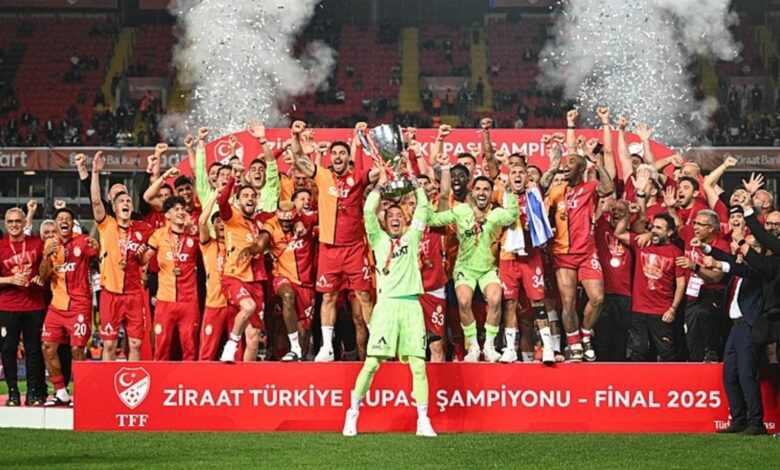 Usta yazardan Galatasaray'a övgü dolu sözler: "Futbolda altın yıllarını yaşıyor!" 30 Usta yazardan Galatasaray'a övgü dolu sözler: "Futbolda altın yıllarını yaşıyor!"- Futbol