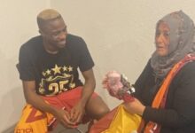 Victor Osimhen Neslihan Teyze ile buluştu- Fenerbahçe