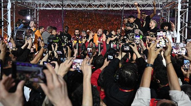Yenikapı'da Galatasaray kupasına kavuştu! 25. şampiyonluk coşkuyla kutlandı 36 Yenikapı'da Galatasaray kupasına kavuştu! 25. şampiyonluk coşkuyla kutlandı- Futbol