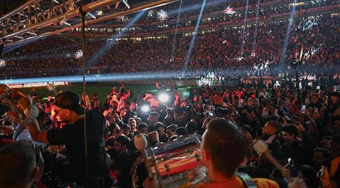 Yenikapı'da Galatasaray kupasına kavuştu! 25. şampiyonluk coşkuyla kutlandı 37 Yenikapı'da Galatasaray kupasına kavuştu! 25. şampiyonluk coşkuyla kutlandı- Futbol