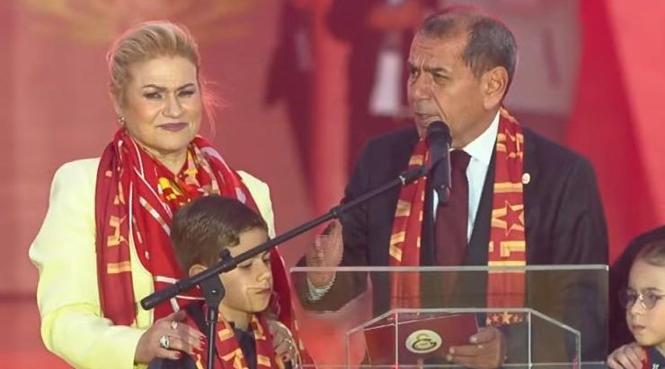 Yenikapı'da Galatasaray kupasına kavuştu! 25. şampiyonluk coşkuyla kutlandı 30 Yenikapı'da Galatasaray kupasına kavuştu! 25. şampiyonluk coşkuyla kutlandı- Futbol