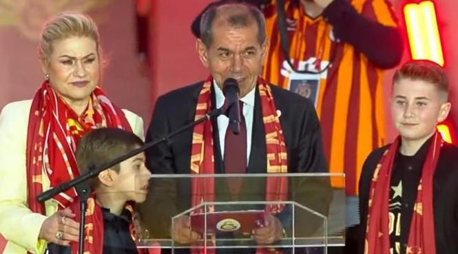 Yenikapı'da Galatasaray kupasına kavuştu! 25. şampiyonluk coşkuyla kutlandı 32 Yenikapı'da Galatasaray kupasına kavuştu! 25. şampiyonluk coşkuyla kutlandı- Futbol