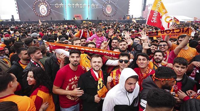 Yenikapı'da Galatasaray kupasına kavuştu! 25. şampiyonluk coşkuyla kutlandı 33 Yenikapı'da Galatasaray kupasına kavuştu! 25. şampiyonluk coşkuyla kutlandı- Futbol