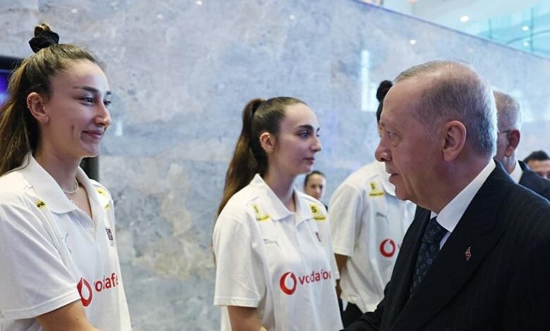 Başkan Erdoğan A Milli Kadın Voleybol Takımı'mızı kabul etti- Beşiktaş