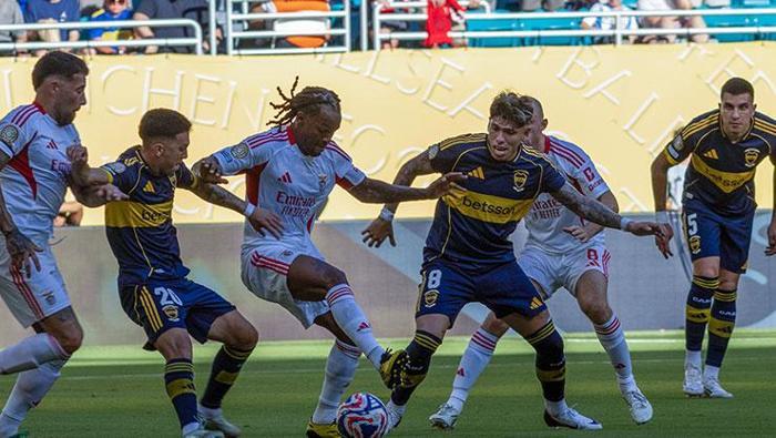 Boca Juniors - Benfica maçında sinirler gerildi! Kerem Aktüroğlu daha fazla dayanamadı, rakibini itti 26 Boca Juniors - Benfica maçında sinirler gerildi! Kerem Aktüroğlu daha fazla dayanamadı, rakibini itti- Futbol