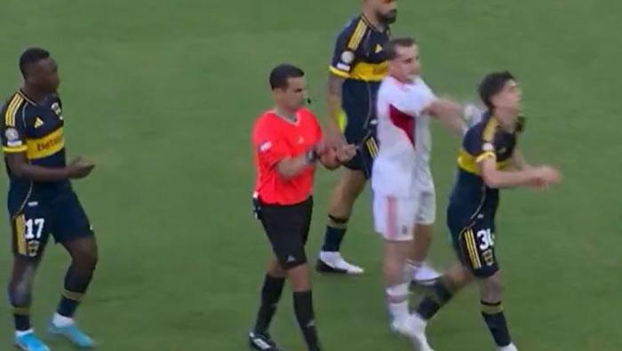 Boca Juniors - Benfica maçında sinirler gerildi! Kerem Aktüroğlu daha fazla dayanamadı, rakibini itti 30 Boca Juniors - Benfica maçında sinirler gerildi! Kerem Aktüroğlu daha fazla dayanamadı, rakibini itti- Futbol