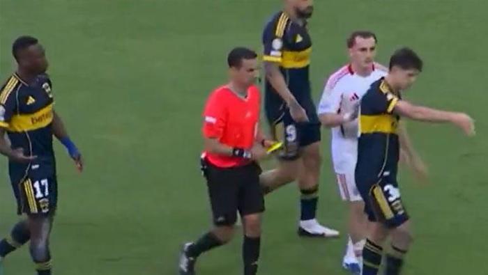 Boca Juniors - Benfica maçında sinirler gerildi! Kerem Aktüroğlu daha fazla dayanamadı, rakibini itti 29 Boca Juniors - Benfica maçında sinirler gerildi! Kerem Aktüroğlu daha fazla dayanamadı, rakibini itti- Futbol