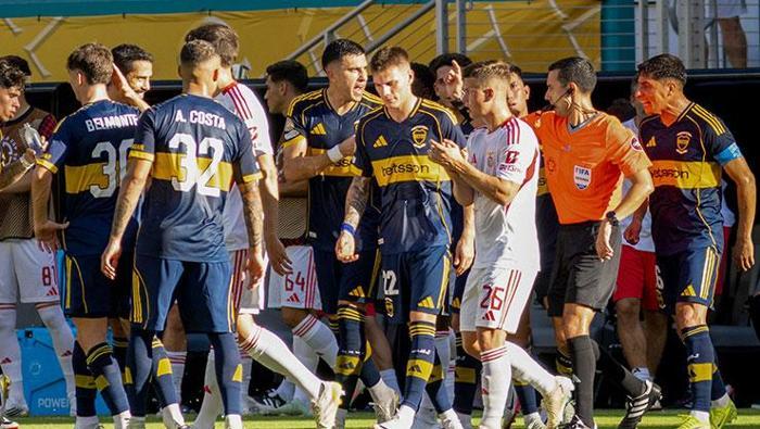 Boca Juniors - Benfica maçında sinirler gerildi! Kerem Aktüroğlu daha fazla dayanamadı, rakibini itti 23 Boca Juniors - Benfica maçında sinirler gerildi! Kerem Aktüroğlu daha fazla dayanamadı, rakibini itti- Futbol