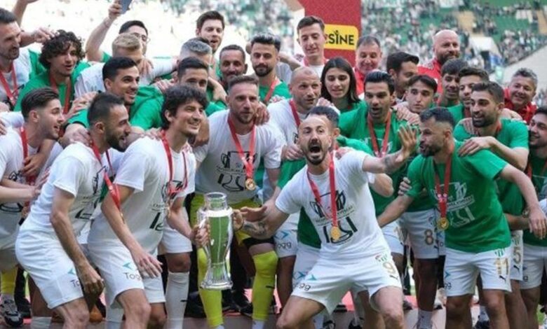 Bursaspor'da birçok futbolcuyla yol ayrımı: Gözler iç transferde! 11 Bursaspor'da birçok futbolcuyla yol ayrımı: Gözler iç transferde!- Beşiktaş