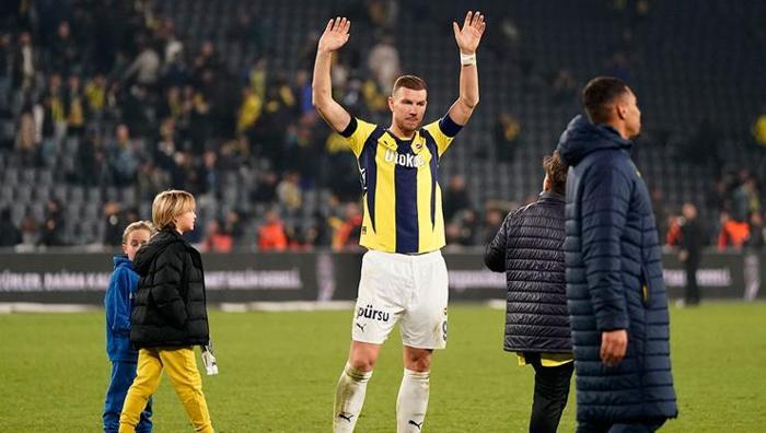 Edin Dzeko yarın imzayı atıyor! Transferde son dakika gelişmesi: İtalyanlar duyurdu 18 Edin Dzeko yarın imzayı atıyor! Transferde son dakika gelişmesi: İtalyanlar duyurdu- Futbol