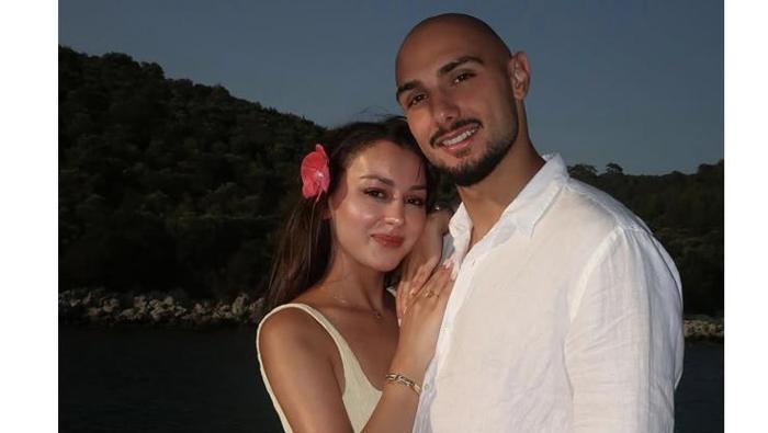 Elini çabuk tuttu! Galatasaraylı Ahmed Kutucu'dan sevgilisi Asena Atalar'a sürpriz evlilik teklifi 19 Elini çabuk tuttu! Galatasaraylı Ahmed Kutucu'dan sevgilisi Asena Atalar'a sürpriz evlilik teklifi- Diğer Haberler