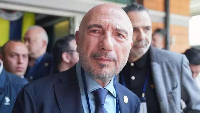 Fenerbahçe Başkanı Ali Koç'a usta isimden sert eleştiri! 'Oynatmaya az kaldı başkanım nerede!' 23 Fenerbahçe Başkanı Ali Koç'a usta isimden sert eleştiri! 'Oynatmaya az kaldı başkanım nerede!'- Futbol
