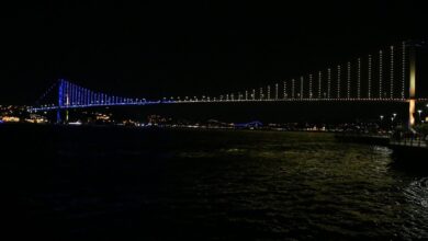Fenerbahçe Beko'nun şampiyonluğu dolayısıyla köprüler ışıklandırıldı- Futbol