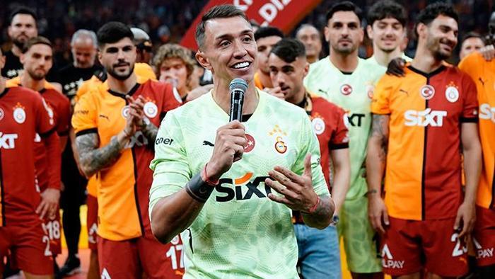 Galatasaray'a transferde kahreden haber: Dünyaca ünlü kaleci teklifi reddetti 19 Galatasaray'a transferde kahreden haber: Dünyaca ünlü kaleci teklifi reddetti- Futbol