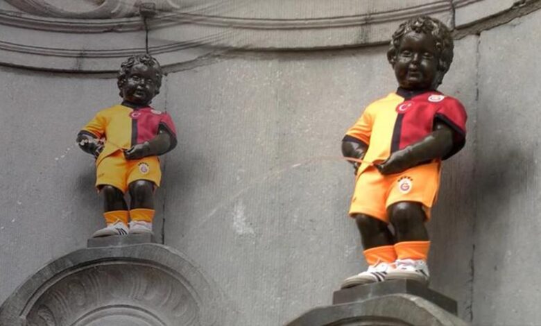 Galatasaray'ın 5 yıldızlı forması 406 yıllık Manneken Pis heykeline giydirildi 11 Galatasaray'ın 5 yıldızlı forması 406 yıllık Manneken Pis heykeline giydirildi- Futbol