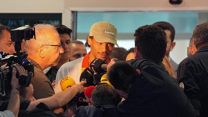 Galatasaray'ın yeni transferi Leroy Sane İstanbul'a geldi! YouTube'da ortalık yıkıldı 30 Galatasaray'ın yeni transferi Leroy Sane İstanbul'a geldi! YouTube'da ortalık yıkıldı- Futbol