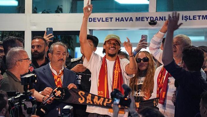 Galatasaray'ın yeni transferi Leroy Sane İstanbul'a geldi! YouTube'da ortalık yıkıldı 31 Galatasaray'ın yeni transferi Leroy Sane İstanbul'a geldi! YouTube'da ortalık yıkıldı- Futbol
