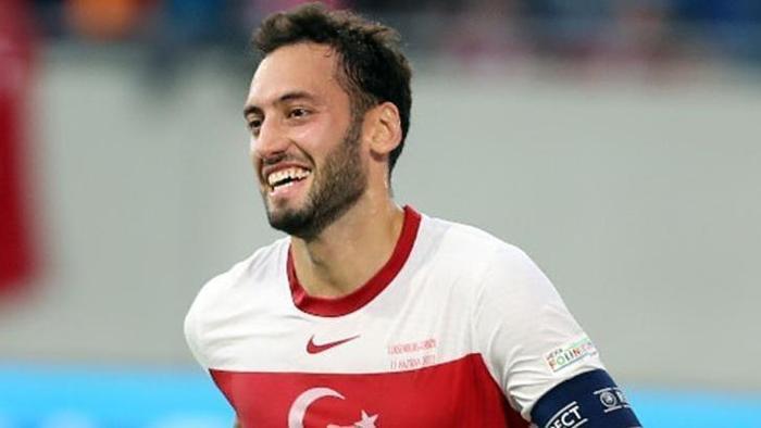 Hakan Çalhanoğlu bombası patladı! Serhat Akın 'Ben Hakan'la konuştum Galatasaray'a gelecek'- Futbol