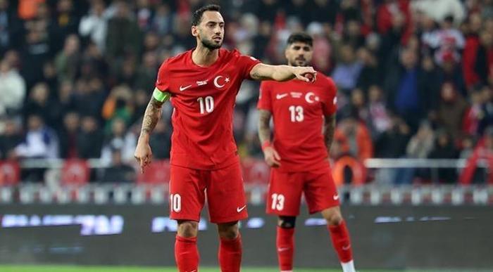 Hakan Çalhanoğlu bombası patladı! Serhat Akın 'Ben Hakan'la konuştum Galatasaray'a gelecek'- Futbol