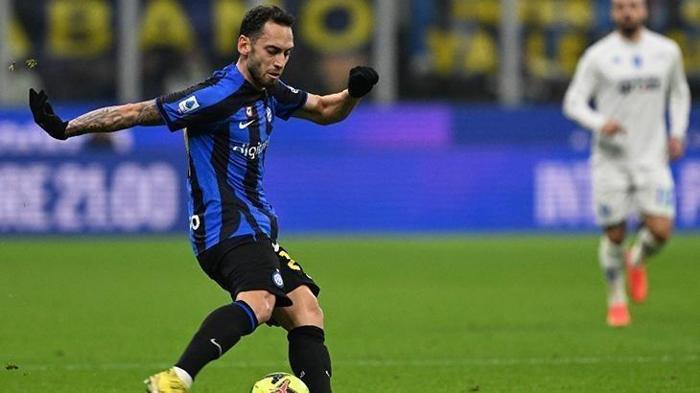 Hakan Çalhanoğlu'ndan olay Galatasaray hamlesi! Transferde bizzat kendisi devreye girdi 19 Hakan Çalhanoğlu'ndan olay Galatasaray hamlesi! Transferde bizzat kendisi devreye girdi- Futbol
