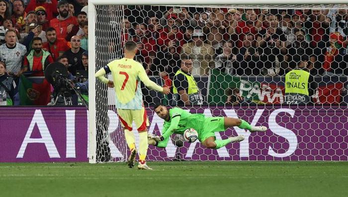 İspanya basını Morata'yı adeta taşlıyor: Penaltıyı kaçırdı, suçlu adam ilan edildi! 23 İspanya basını Morata'yı adeta taşlıyor: Penaltıyı kaçırdı, suçlu adam ilan edildi!- Futbol