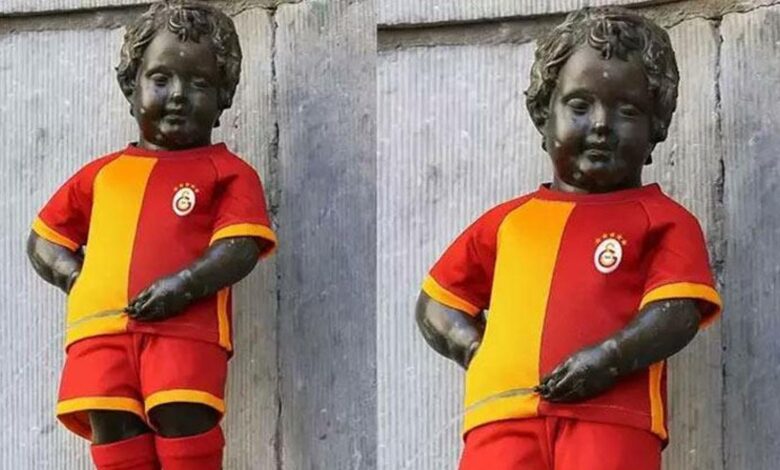 Mannaken Pis heykeli'nin yeni kostümü Galatasaray forması- Beşiktaş