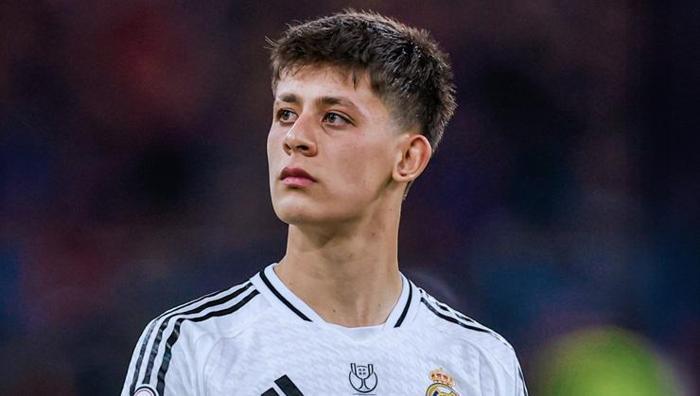 Real Madrid'de Arda Güler'in pabucu dama atıldı! İspanyol basını üçlü rekabeti açıkladı: Sertlik garanti 23 Real Madrid'de Arda Güler'in pabucu dama atıldı! İspanyol basını üçlü rekabeti açıkladı: Sertlik garanti- Futbol