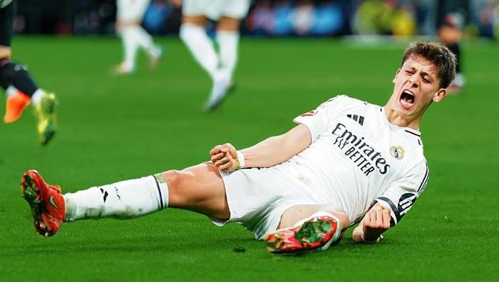 Real Madrid'de Arda Güler'in pabucu dama atıldı! İspanyol basını üçlü rekabeti açıkladı: Sertlik garanti 25 Real Madrid'de Arda Güler'in pabucu dama atıldı! İspanyol basını üçlü rekabeti açıkladı: Sertlik garanti- Futbol