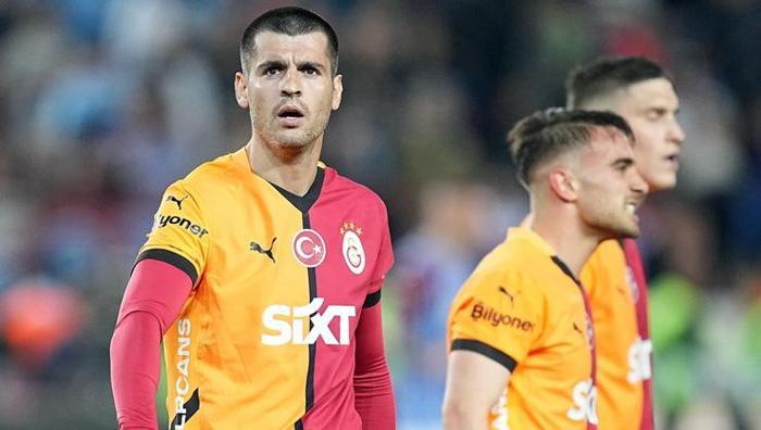 'Sakatlık numarası yapmayı düşündüm' Galatasaray'ın yıldızından olay itiraf: Taraftarlar ıslıklıyor ve aşağılıyor 24 'Sakatlık numarası yapmayı düşündüm' Galatasaray'ın yıldızından olay itiraf: Taraftarlar ıslıklıyor ve aşağılıyor- Futbol