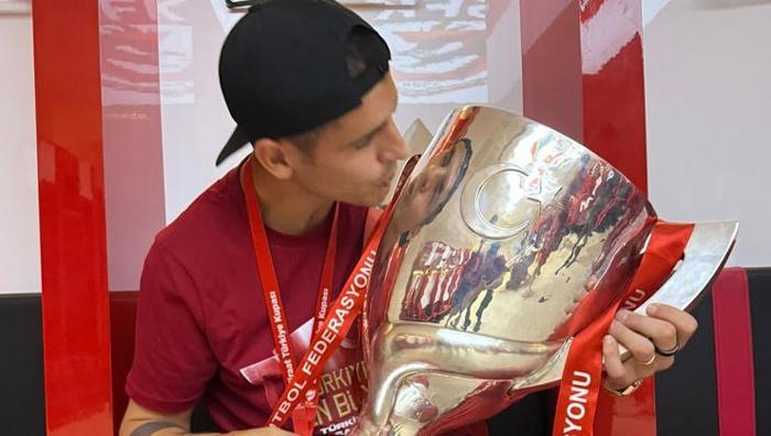 'Sakatlık numarası yapmayı düşündüm' Galatasaray'ın yıldızından olay itiraf: Taraftarlar ıslıklıyor ve aşağılıyor 25 'Sakatlık numarası yapmayı düşündüm' Galatasaray'ın yıldızından olay itiraf: Taraftarlar ıslıklıyor ve aşağılıyor- Futbol