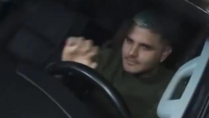 Tüm Arjantin canlı yayınladı izledi! Mauro Icardi kızlarını almaya gitti, 11 saat bekletildi: Polis devreye girdi 20 Tüm Arjantin canlı yayınladı izledi! Mauro Icardi kızlarını almaya gitti, 11 saat bekletildi: Polis devreye girdi- Futbol