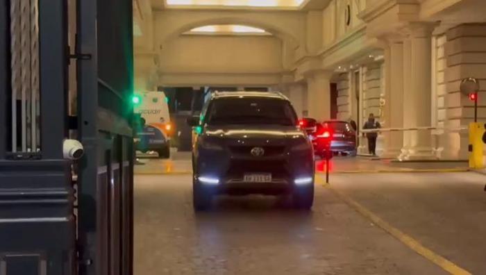 Tüm Arjantin canlı yayınladı izledi! Mauro Icardi kızlarını almaya gitti, 11 saat bekletildi: Polis devreye girdi 21 Tüm Arjantin canlı yayınladı izledi! Mauro Icardi kızlarını almaya gitti, 11 saat bekletildi: Polis devreye girdi- Futbol