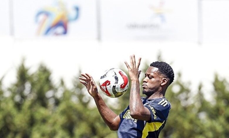 Jhon Duran Fenerbahçe'de ilk antrenmanına çıktı 11 Jhon Duran Fenerbahçe'de ilk antrenmanına çıktı- Trabzonspor